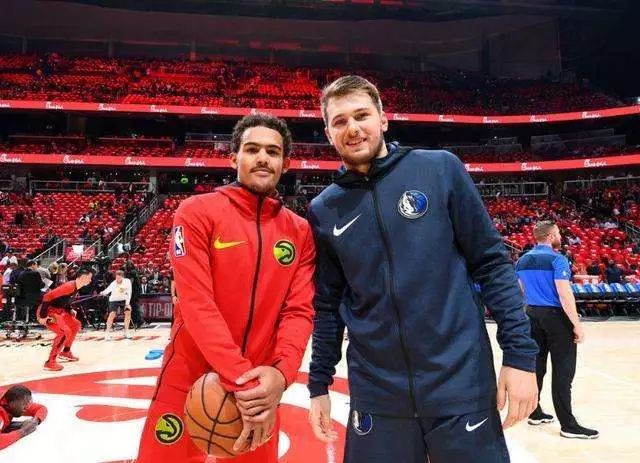 致敬若塔，阿隆索、阿诺德等人到安菲尔德纪念碑前献花（阿隆索、阿诺德等赴安菲尔德纪念碑献花，向若塔致敬）