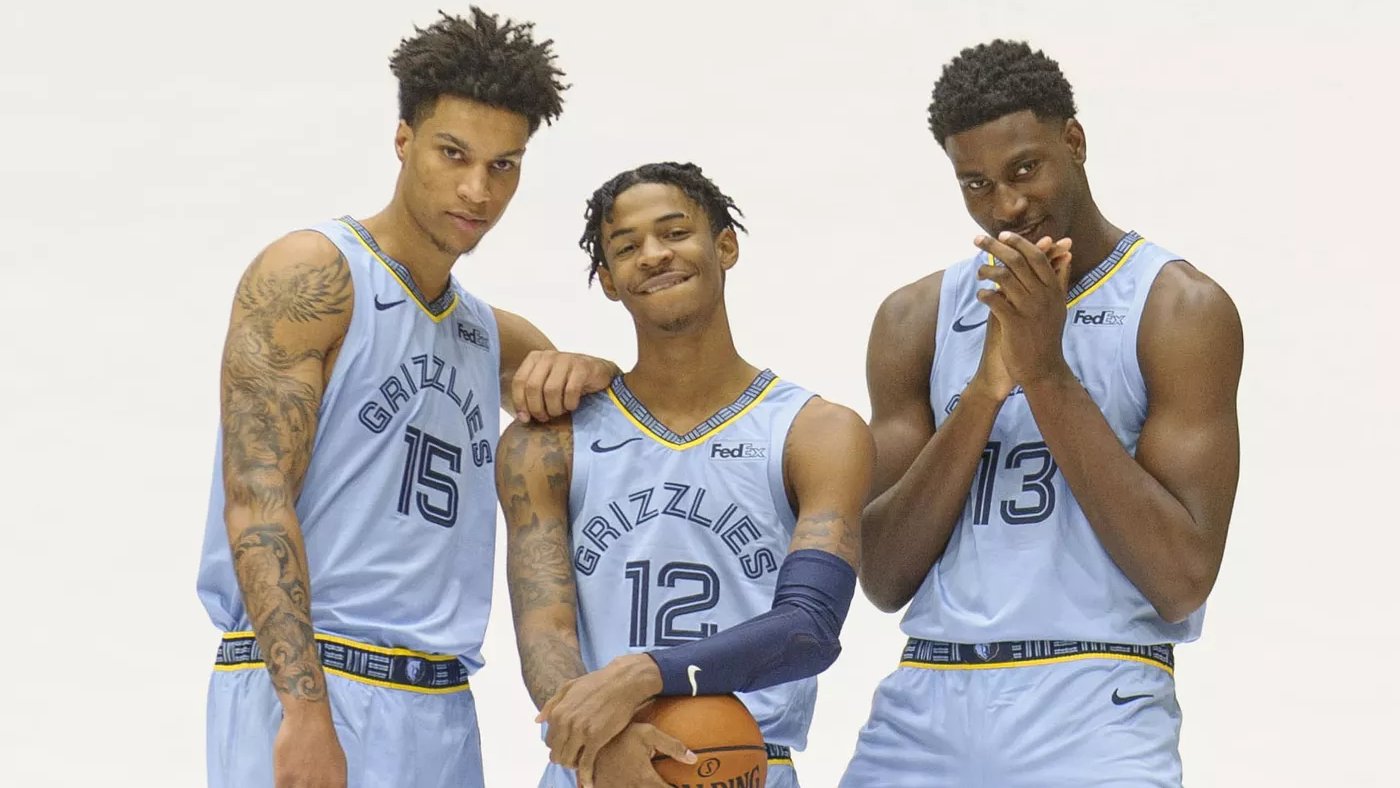 前锋单场两助攻一进球，表现全能（前锋轰一球送两助攻，全能发挥统治全场）