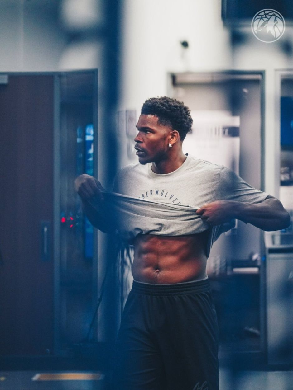 世体：阿隆索回归获利物浦球迷热烈欢迎，阿诺德却遭嘘声相待（世体：阿隆索回归获红军球迷热捧，阿诺德反遭嘘声）