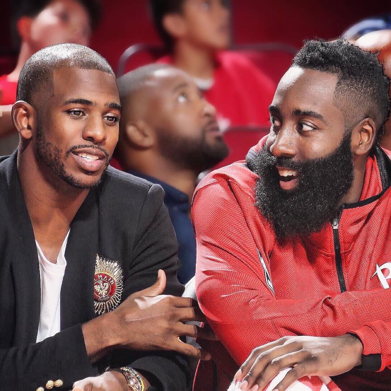 穆斯卡特获赠定制竹刻画像，印有本人形象和冠军奖杯（穆斯卡特获赠定制竹刻肖像，镌刻本人形象与冠军奖杯）