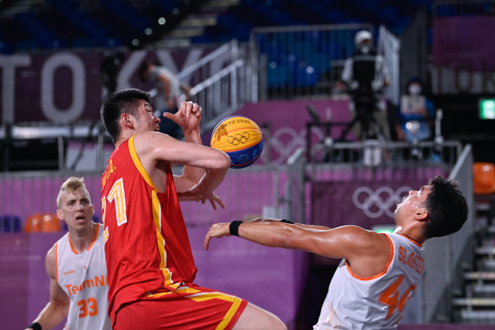 湖人詹姆斯关键三分锁定胜利（詹姆斯飙中制胜三分，湖人锁定胜局）